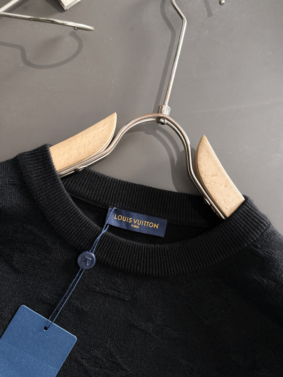 1V 2025秋冬提花➕刺绣新款简约圆领针织羊毛衫，精致工艺专柜面料，顶级元素融合打造，经典3标齐全，潮