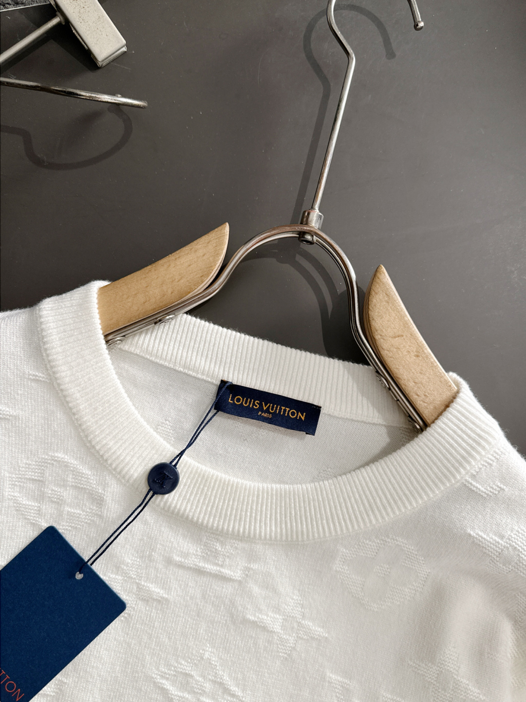 1V 2025秋冬提花➕刺绣新款简约圆领针织羊毛衫，精致工艺专柜面料，顶级元素融合打造，经典3标齐全，潮