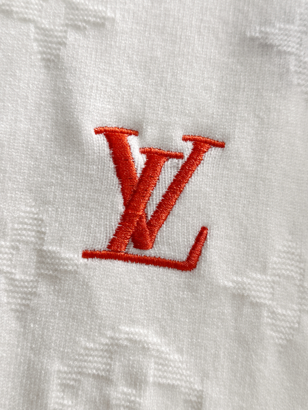 1V 2025秋冬提花➕刺绣新款简约圆领针织羊毛衫，精致工艺专柜面料，顶级元素融合打造，经典3标齐全，潮