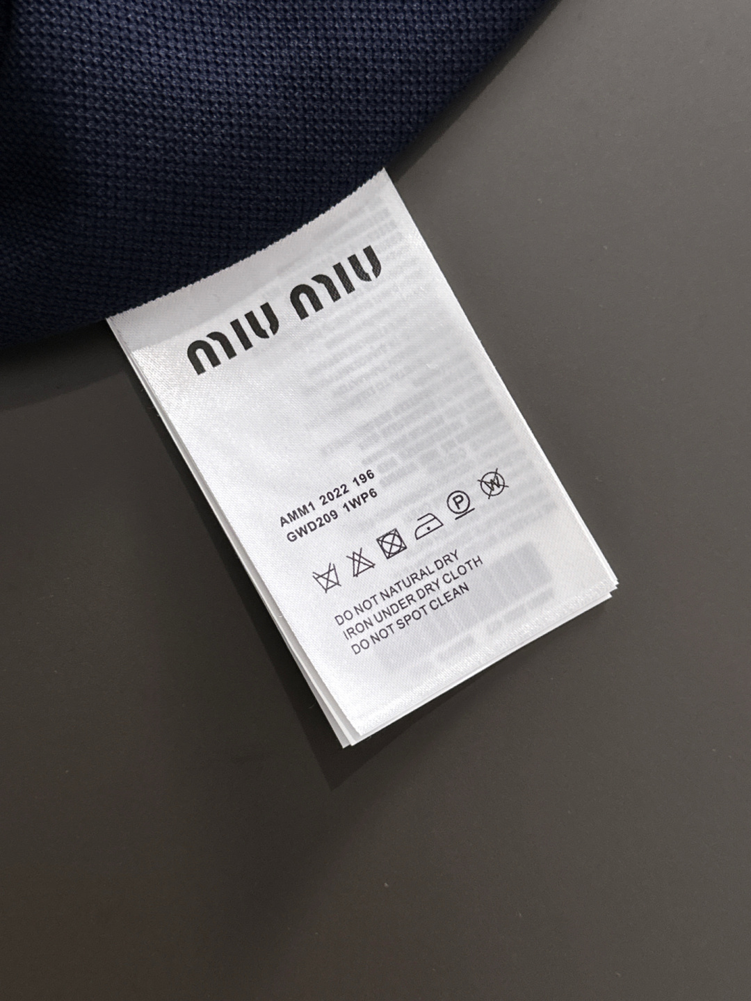 MIU 顶级经典刺绣标超柔软丝滑Polo长T 潮流简约款细致顶级工艺专柜面料，经典元素融合打造 3标齐全