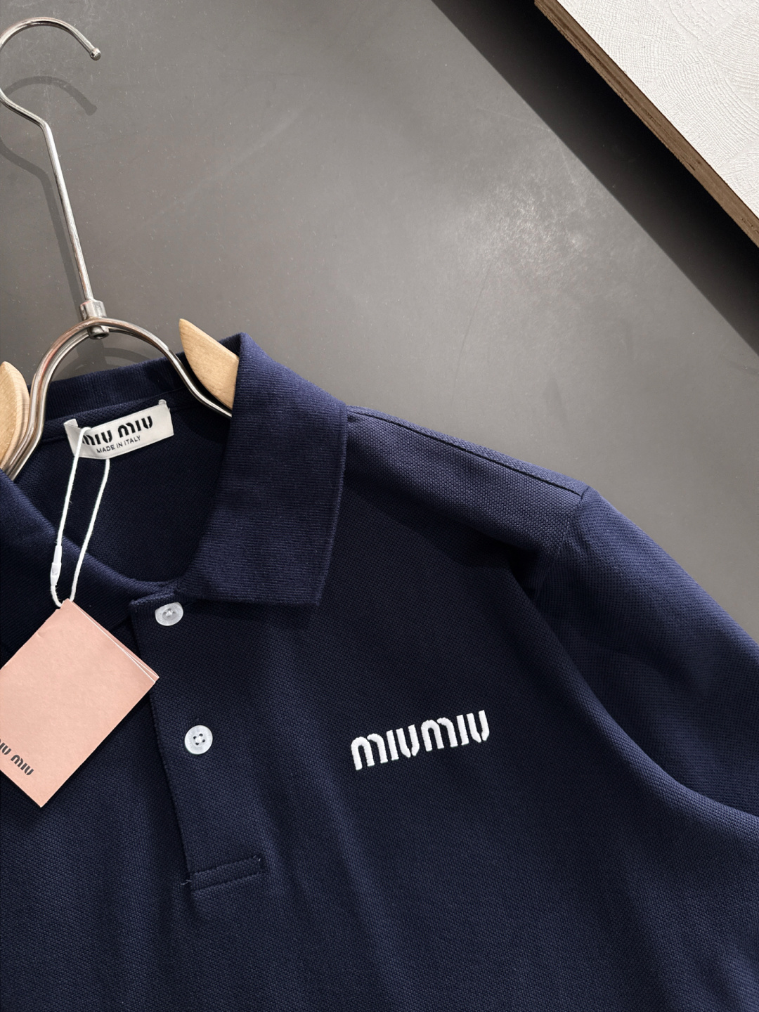 MIU 顶级经典刺绣标超柔软丝滑Polo长T 潮流简约款细致顶级工艺专柜面料，经典元素融合打造 3标齐全