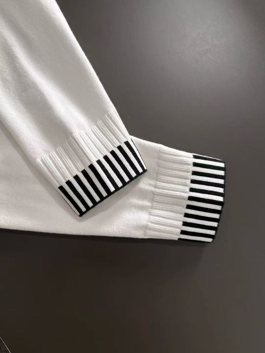 LOW 2025秋冬提花➕刺绣新款简约圆领针织羊毛衫，精致工艺专柜面料，顶级元素融合打造，经典3标齐全，