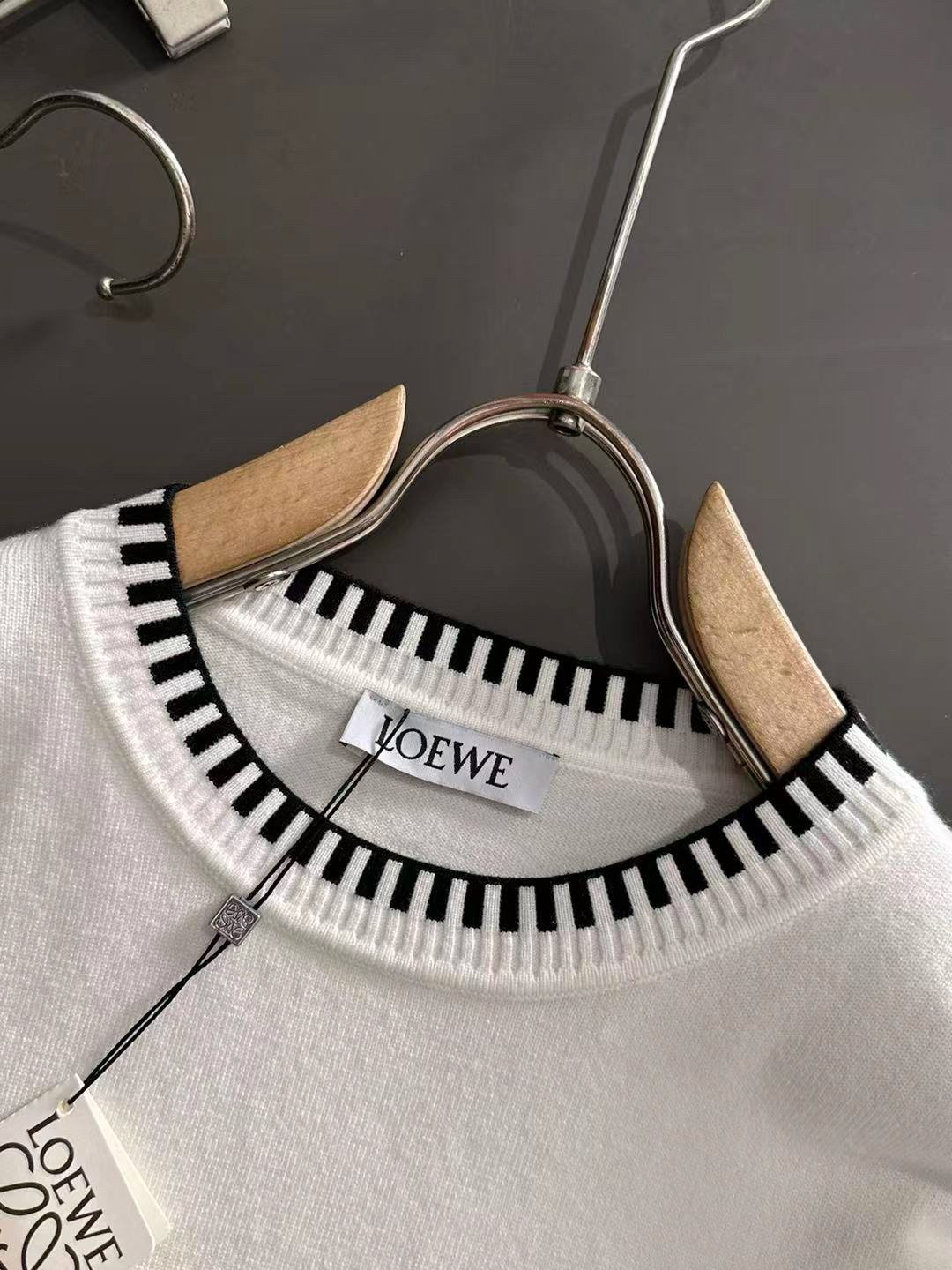 LOW 2025秋冬提花➕刺绣新款简约圆领针织羊毛衫，精致工艺专柜面料，顶级元素融合打造，经典3标齐全，