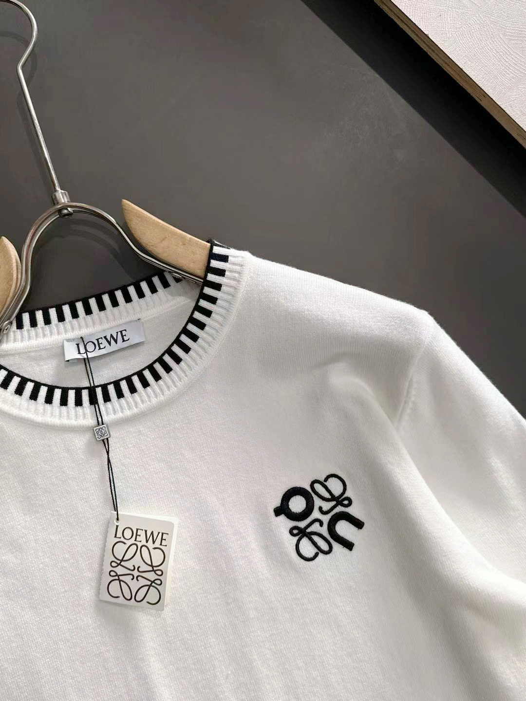 LOW 2025秋冬提花➕刺绣新款简约圆领针织羊毛衫，精致工艺专柜面料，顶级元素融合打造，经典3标齐全，