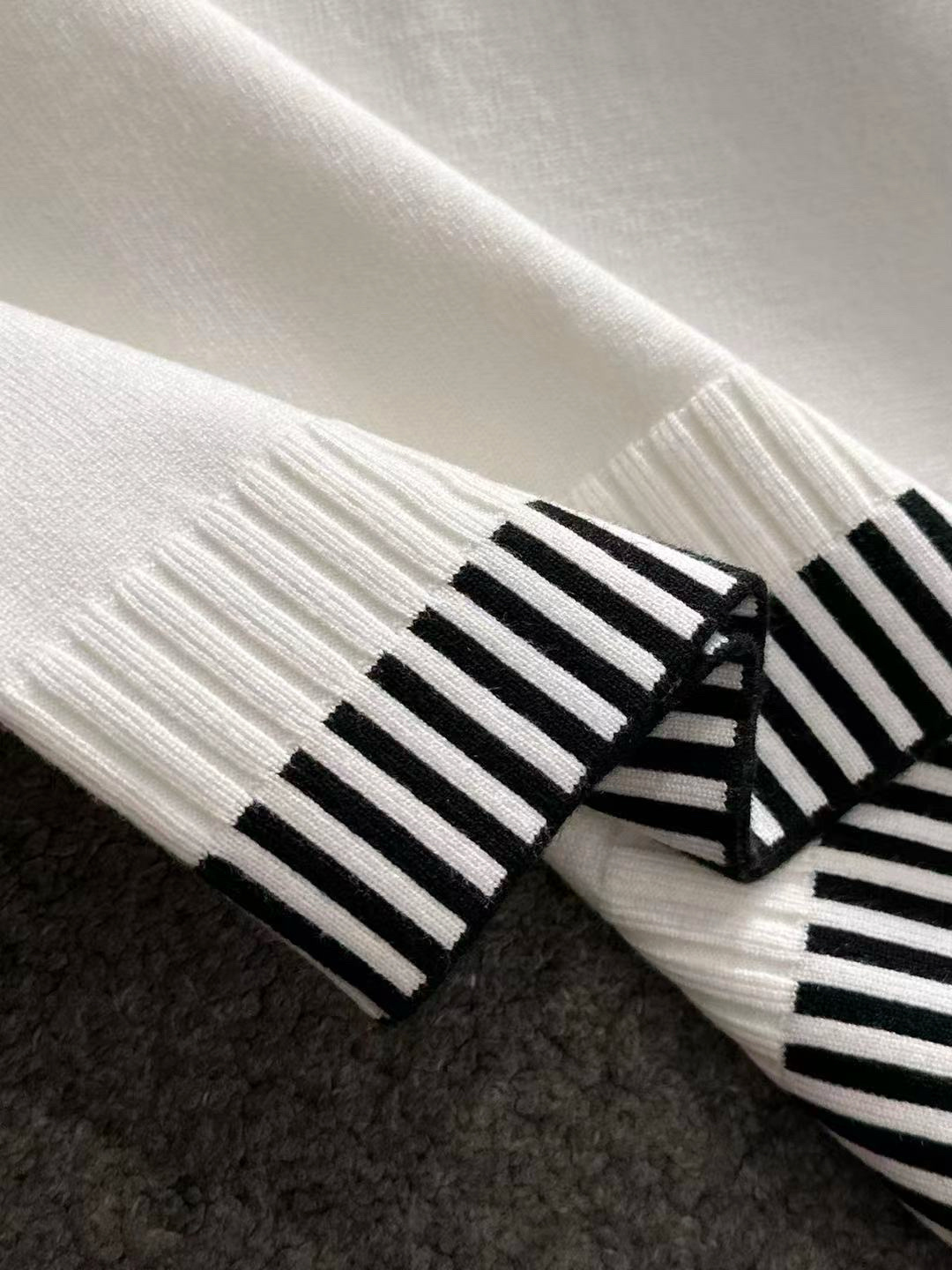 LOW 2025秋冬提花➕刺绣新款简约圆领针织羊毛衫，精致工艺专柜面料，顶级元素融合打造，经典3标齐全，