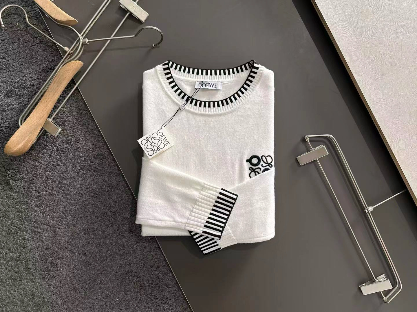 LOW 2025秋冬提花➕刺绣新款简约圆领针织羊毛衫，精致工艺专柜面料，顶级元素融合打造，经典3标齐全，