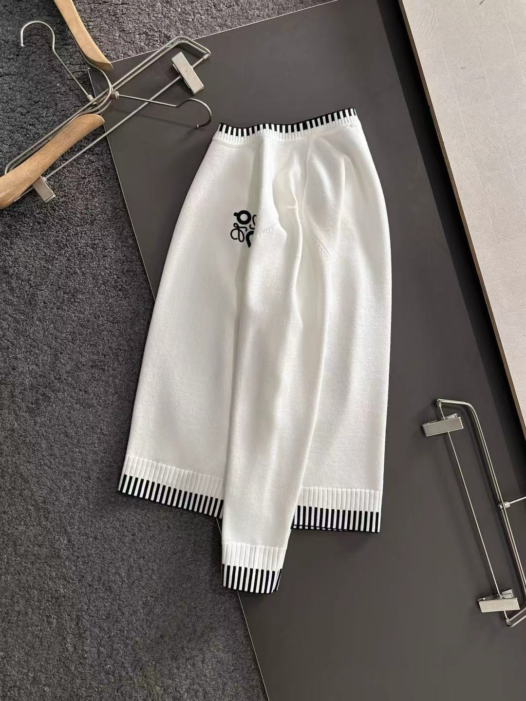 LOW 2025秋冬提花➕刺绣新款简约圆领针织羊毛衫，精致工艺专柜面料，顶级元素融合打造，经典3标齐全，