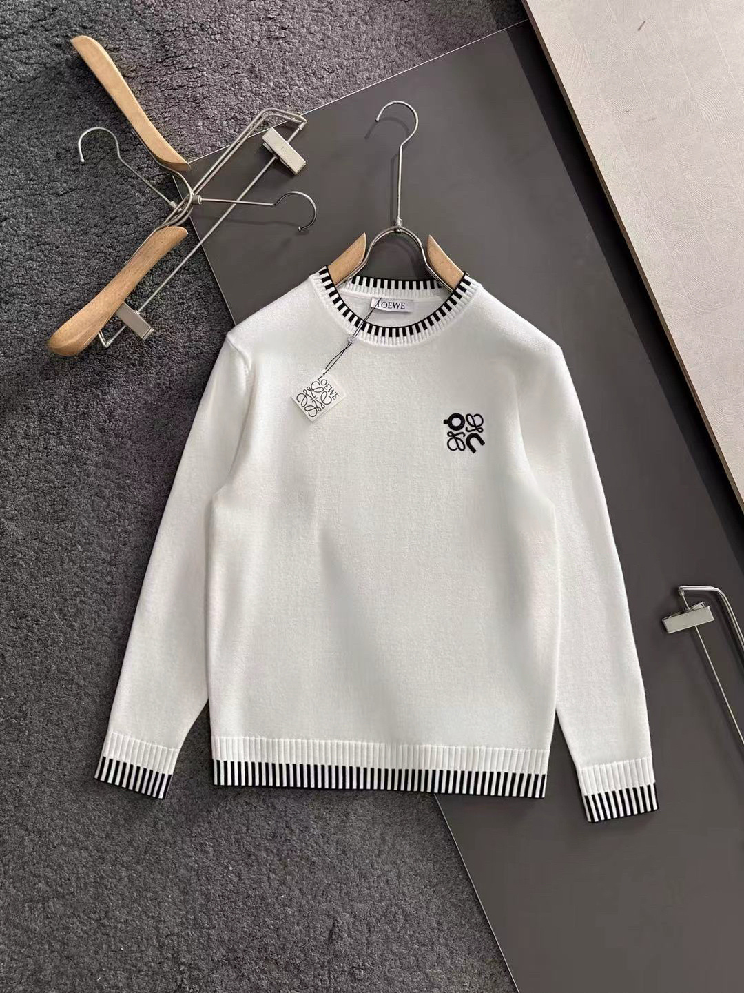 LOW 2025秋冬提花➕刺绣新款简约圆领针织羊毛衫，精致工艺专柜面料，顶级元素融合打造，经典3标齐全，