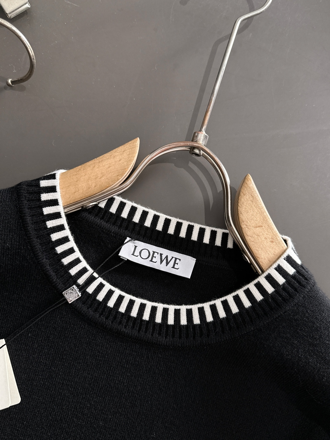 LOW 2025秋冬提花➕刺绣新款简约圆领针织羊毛衫，精致工艺专柜面料，顶级元素融合打造，经典3标齐全，