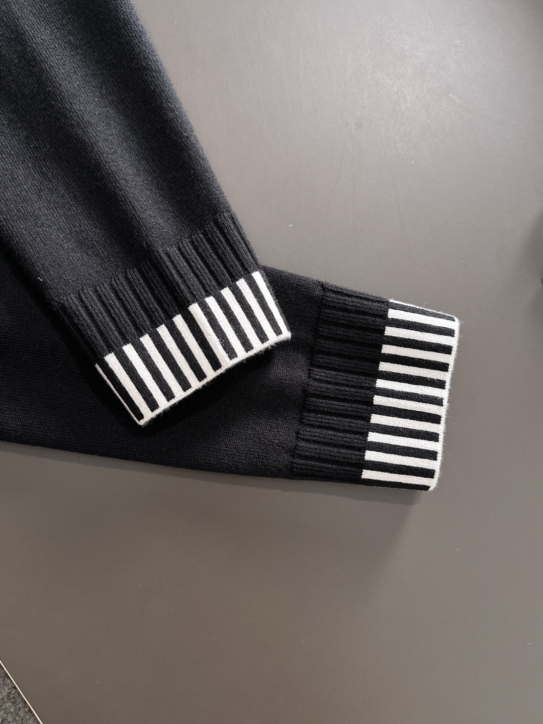 LOW 2025秋冬提花➕刺绣新款简约圆领针织羊毛衫，精致工艺专柜面料，顶级元素融合打造，经典3标齐全，