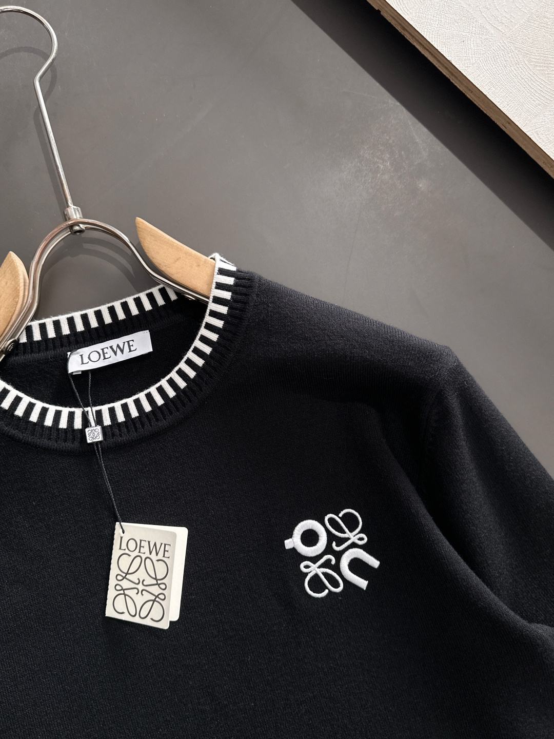 LOW 2025秋冬提花➕刺绣新款简约圆领针织羊毛衫，精致工艺专柜面料，顶级元素融合打造，经典3标齐全，