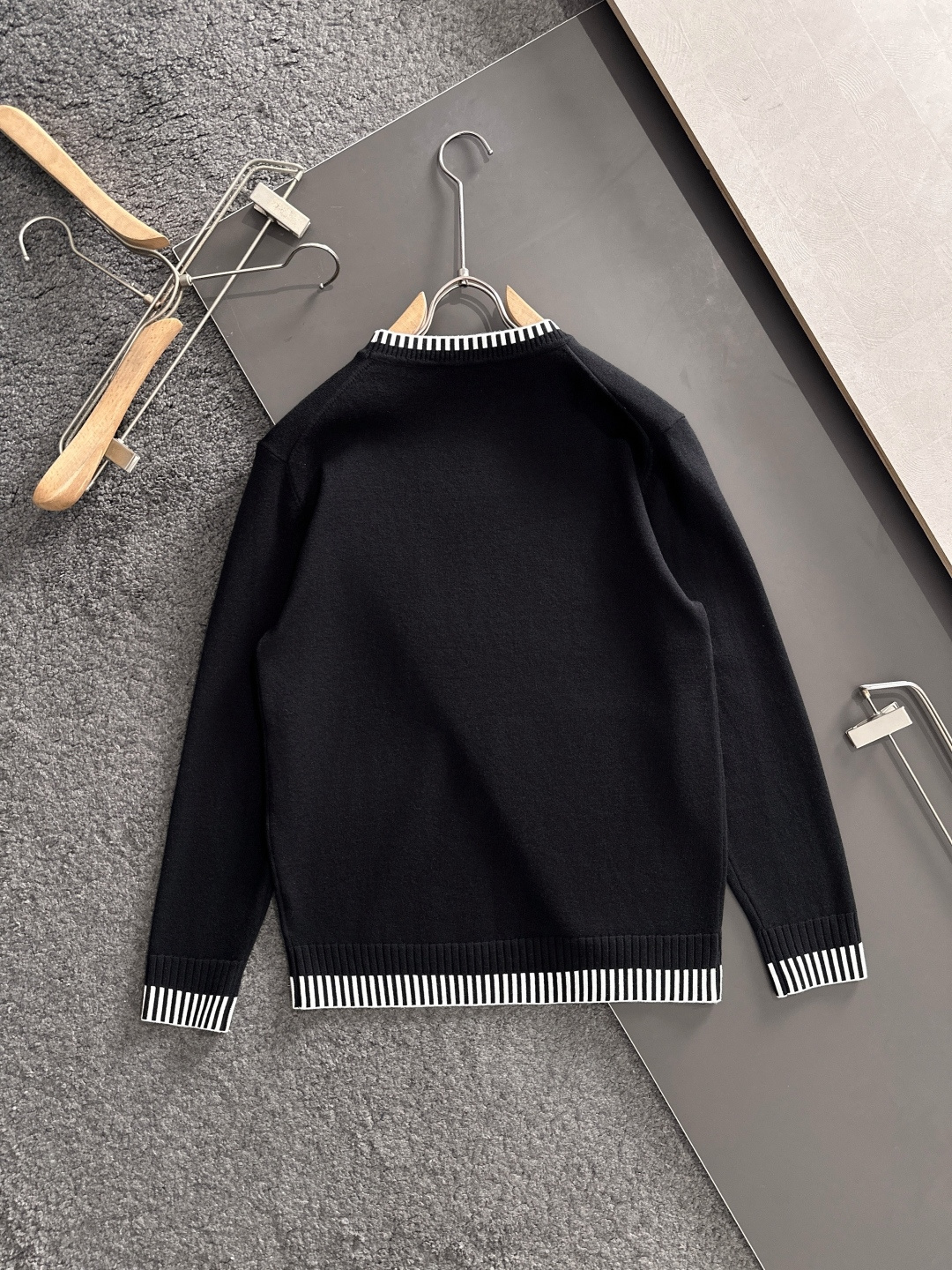 LOW 2025秋冬提花➕刺绣新款简约圆领针织羊毛衫，精致工艺专柜面料，顶级元素融合打造，经典3标齐全，