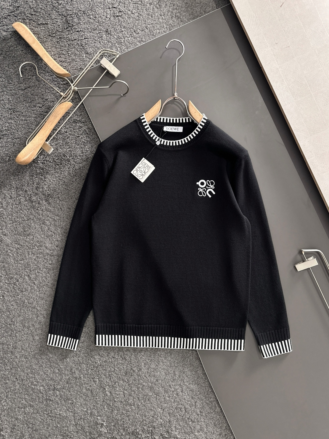 LOW 2025秋冬提花➕刺绣新款简约圆领针织羊毛衫，精致工艺专柜面料，顶级元素融合打造，经典3标齐全，