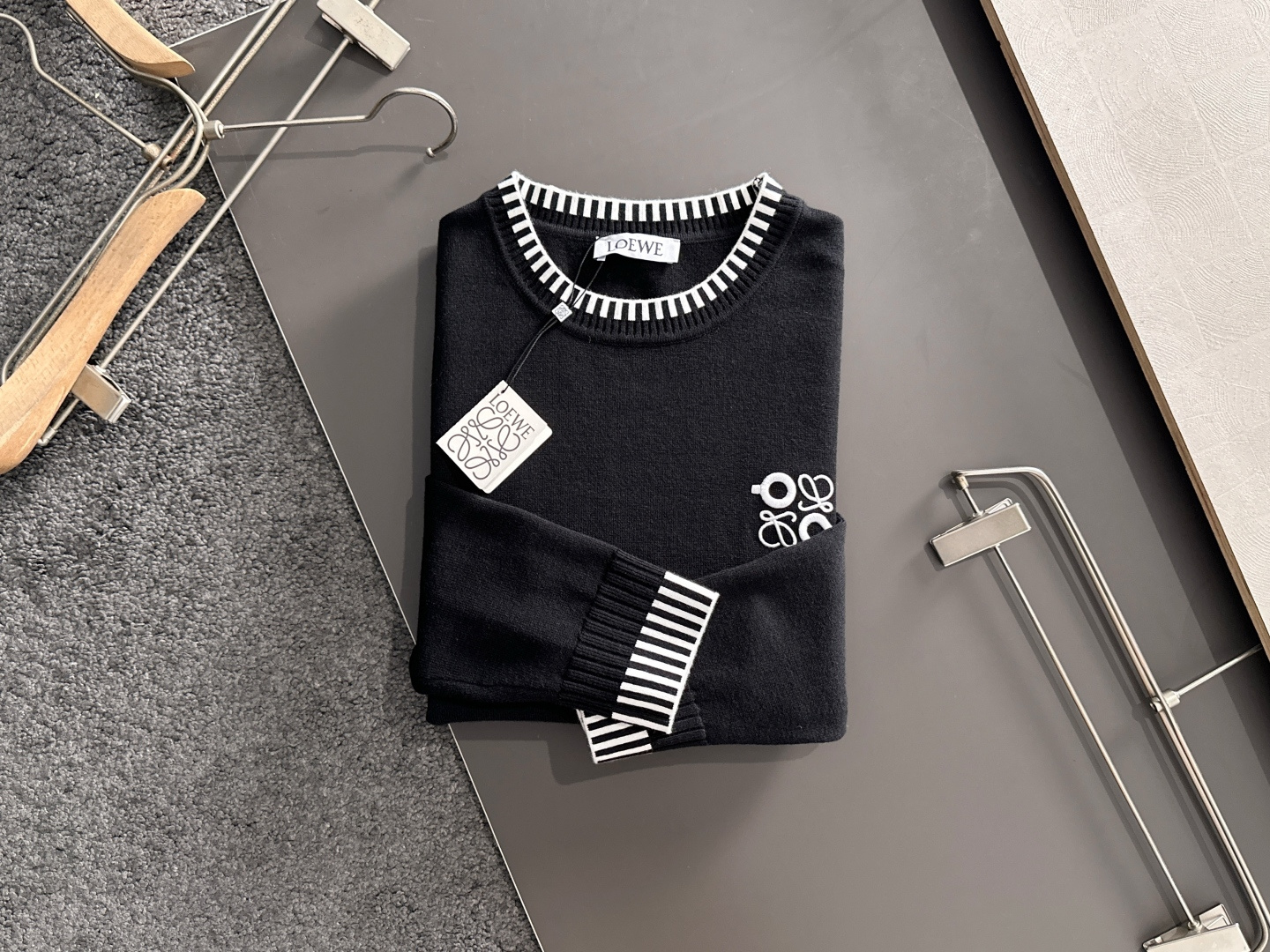 LOW 2025秋冬提花➕刺绣新款简约圆领针织羊毛衫，精致工艺专柜面料，顶级元素融合打造，经典3标齐全，