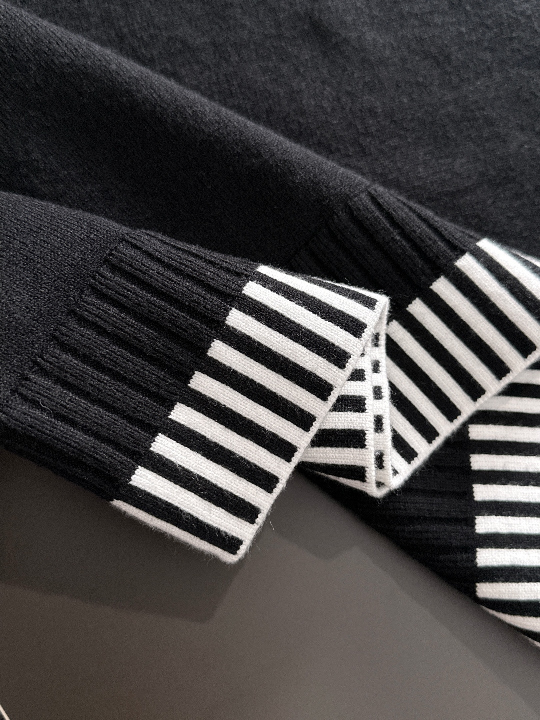 LOW 2025秋冬提花➕刺绣新款简约圆领针织羊毛衫，精致工艺专柜面料，顶级元素融合打造，经典3标齐全，