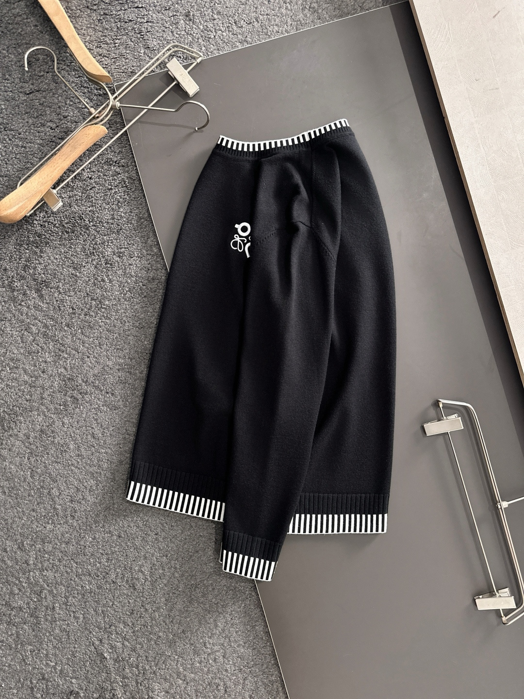 LOW 2025秋冬提花➕刺绣新款简约圆领针织羊毛衫，精致工艺专柜面料，顶级元素融合打造，经典3标齐全，