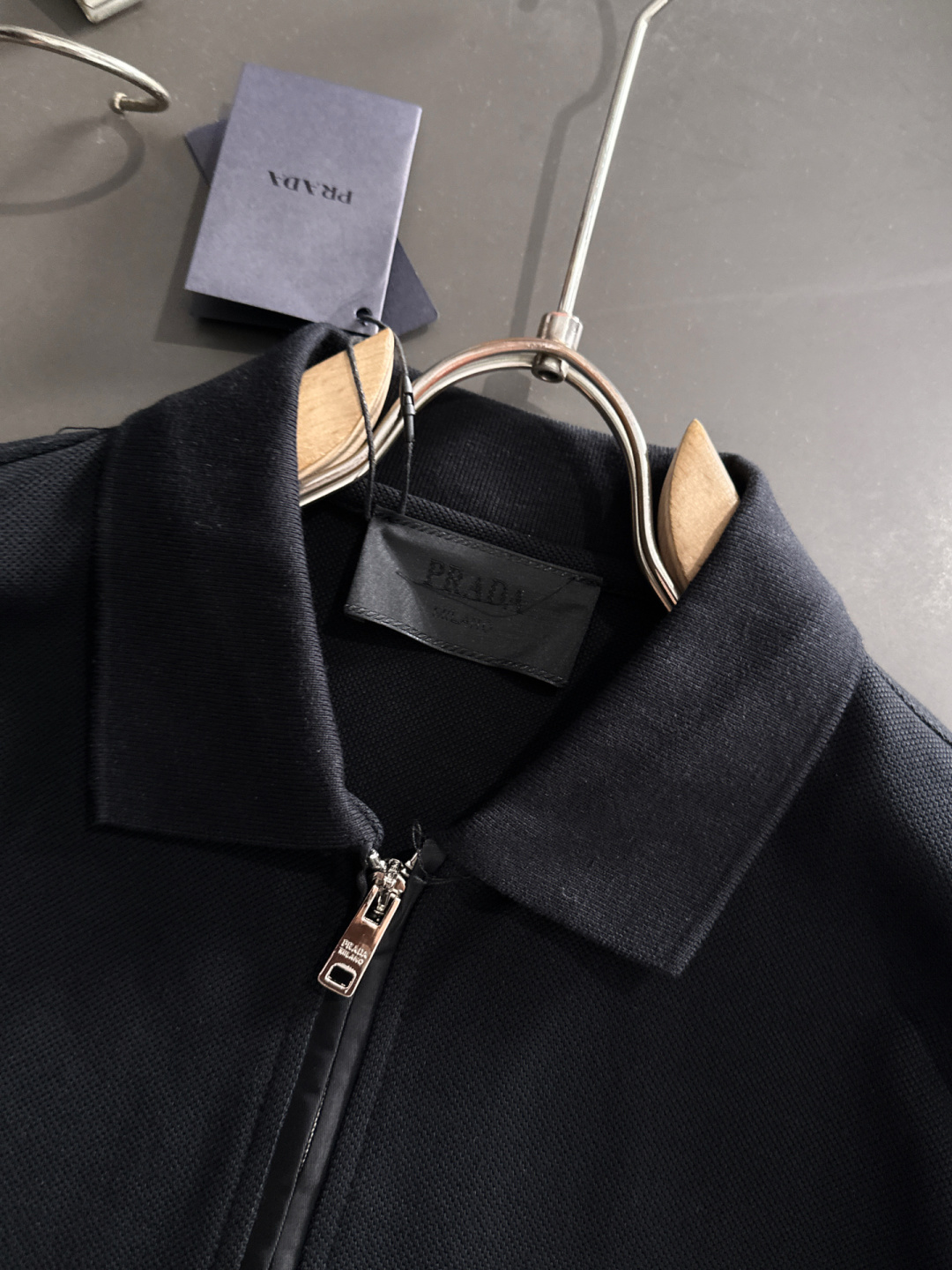 PRAD 顶级经典金属三角标超柔软丝滑Polo长T 潮流简约款细致顶级工艺专柜面料，经典元素融合打造 3