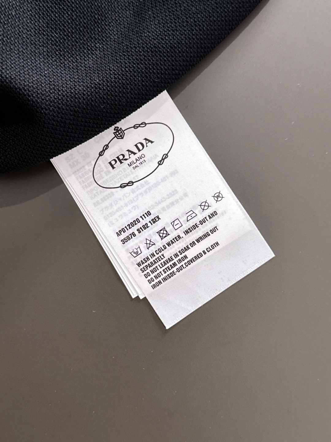 PRAD 顶级经典金属三角标超柔软丝滑Polo长T 潮流简约款细致顶级工艺专柜面料，经典元素融合打造 3