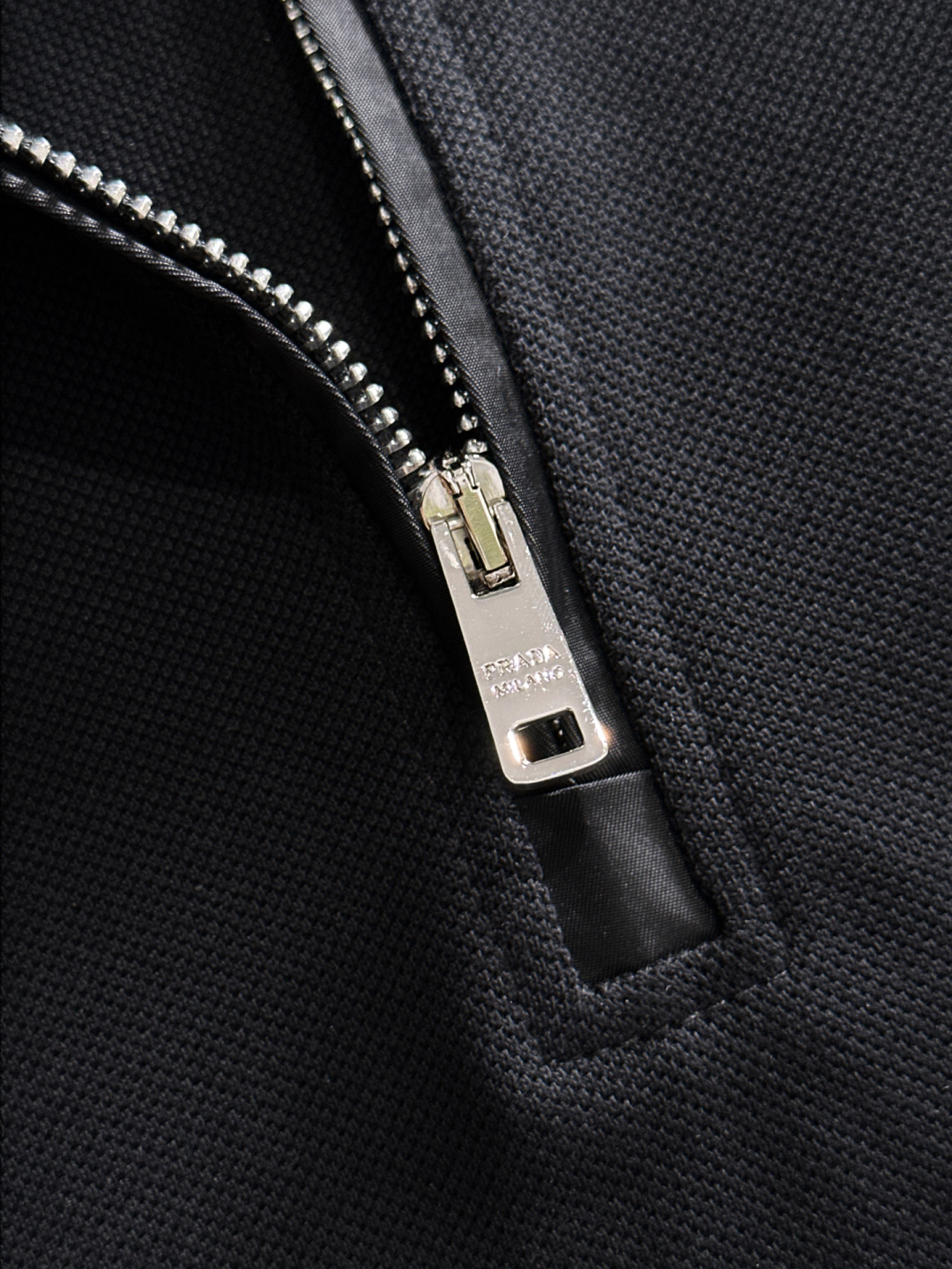 PRAD 顶级经典金属三角标超柔软丝滑Polo长T 潮流简约款细致顶级工艺专柜面料，经典元素融合打造 3