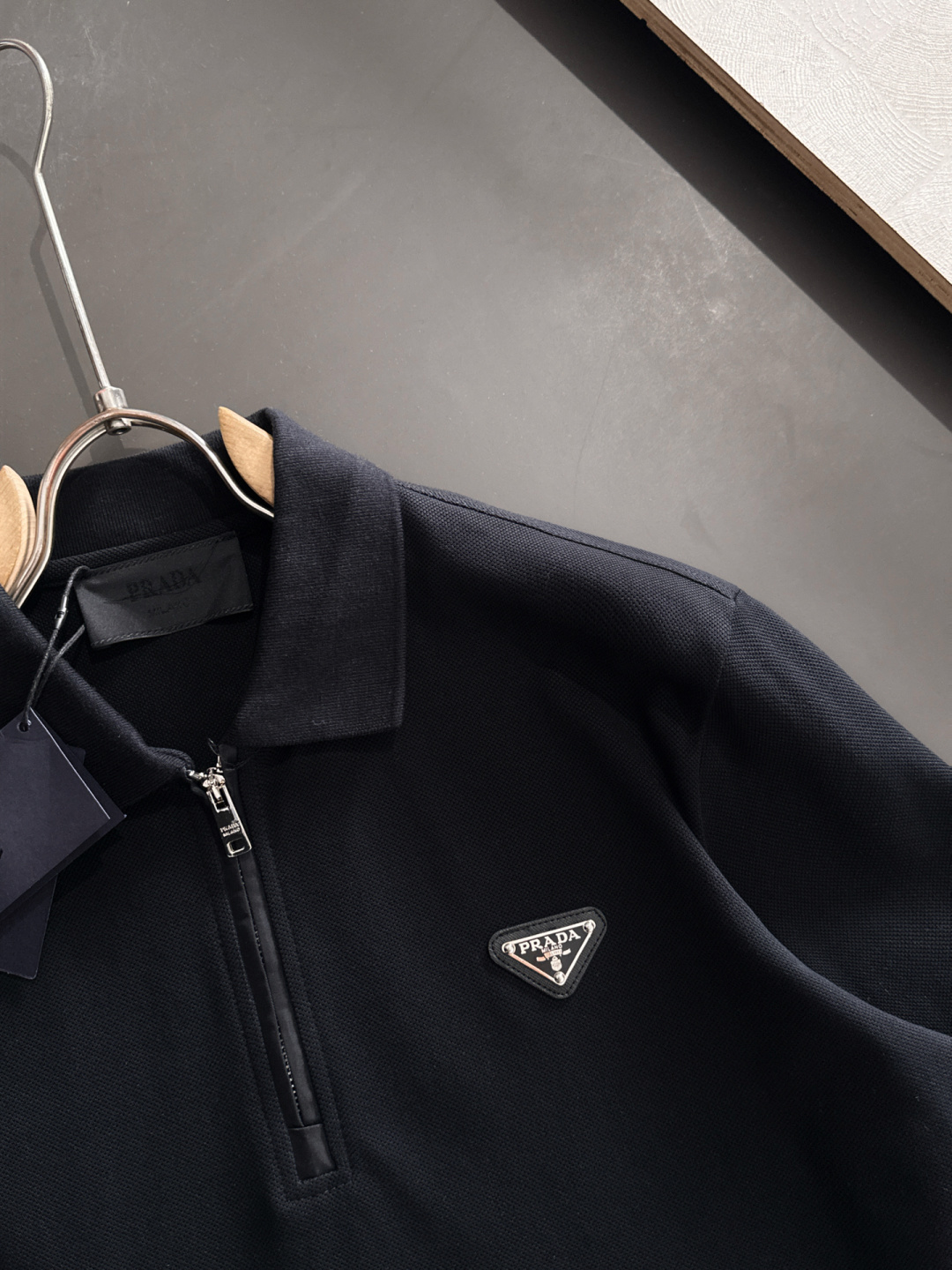 PRAD 顶级经典金属三角标超柔软丝滑Polo长T 潮流简约款细致顶级工艺专柜面料，经典元素融合打造 3
