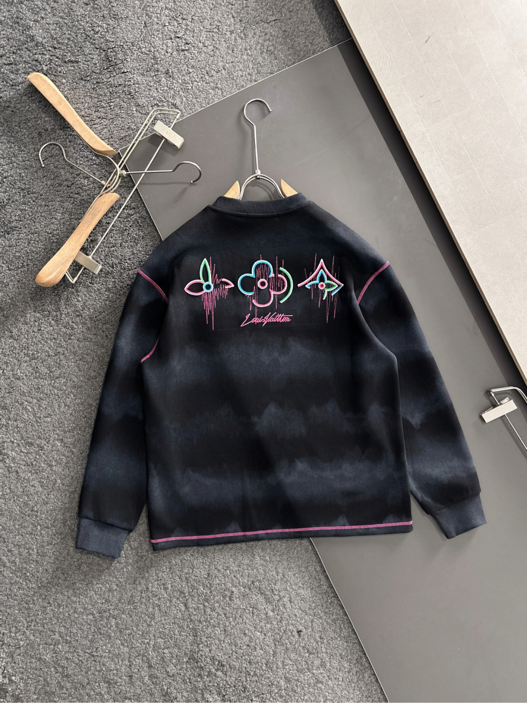 1V 25秋冬潮牌卫衣，精致工艺专柜面料，顶级元素融合打造，3标齐全，潮男时尚，无论是上身舒适度还是都是