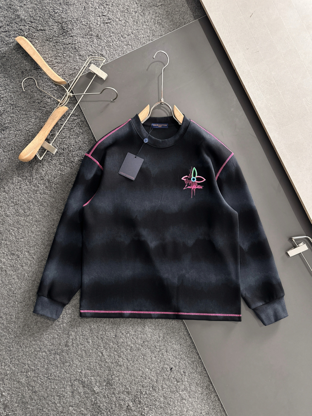 1V 25秋冬潮牌卫衣，精致工艺专柜面料，顶级元素融合打造，3标齐全，潮男时尚，无论是上身舒适度还是都是