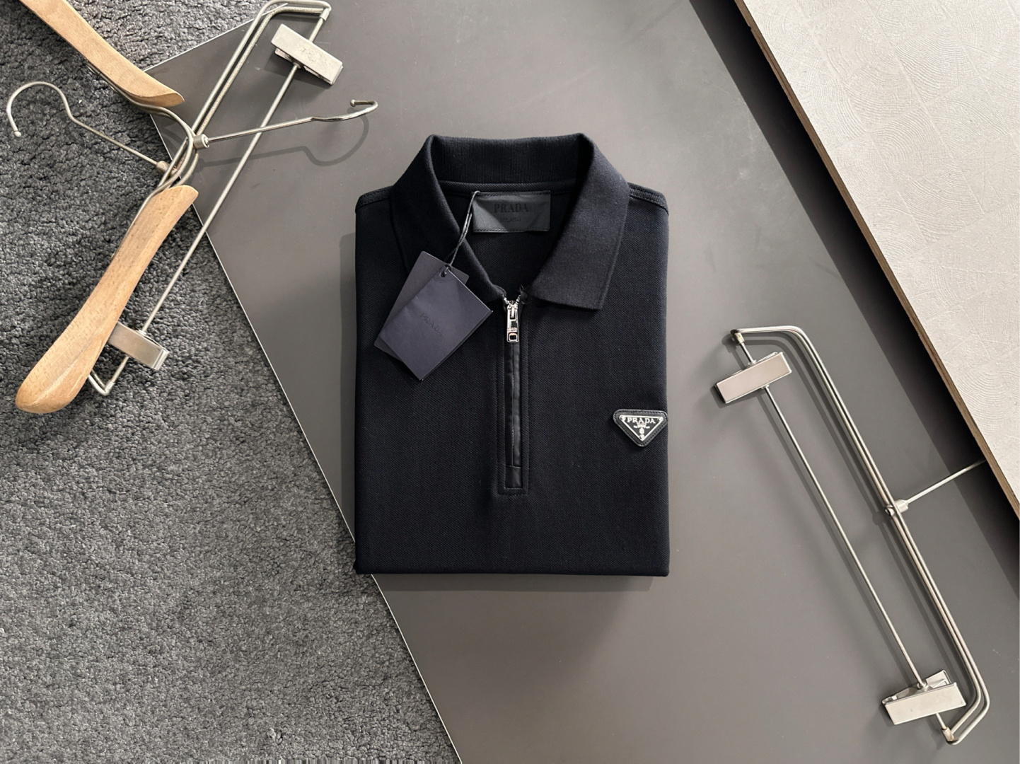 PRAD 顶级经典金属三角标超柔软丝滑Polo长T 潮流简约款细致顶级工艺专柜面料，经典元素融合打造 3