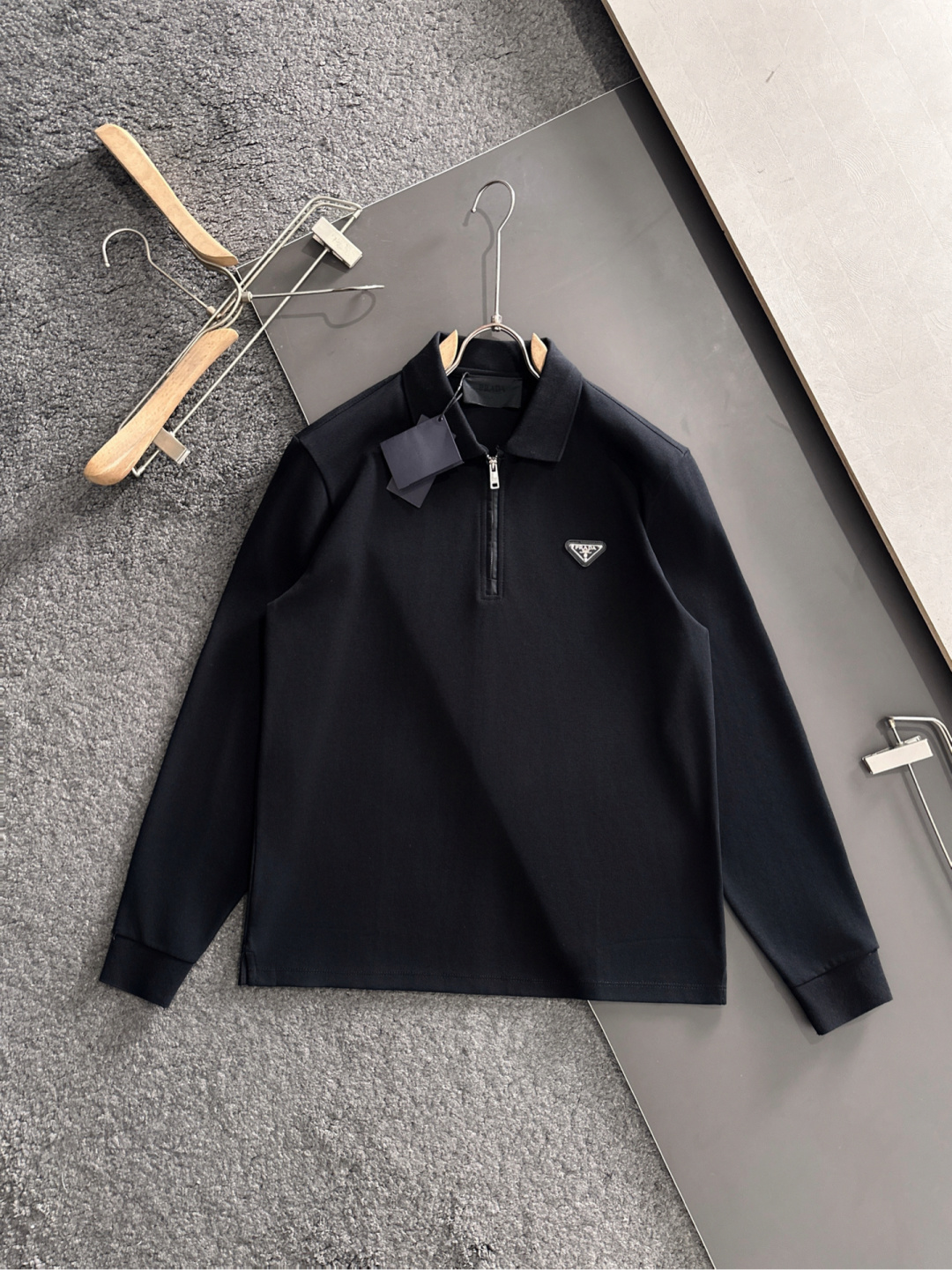 PRAD 顶级经典金属三角标超柔软丝滑Polo长T 潮流简约款细致顶级工艺专柜面料，经典元素融合打造 3