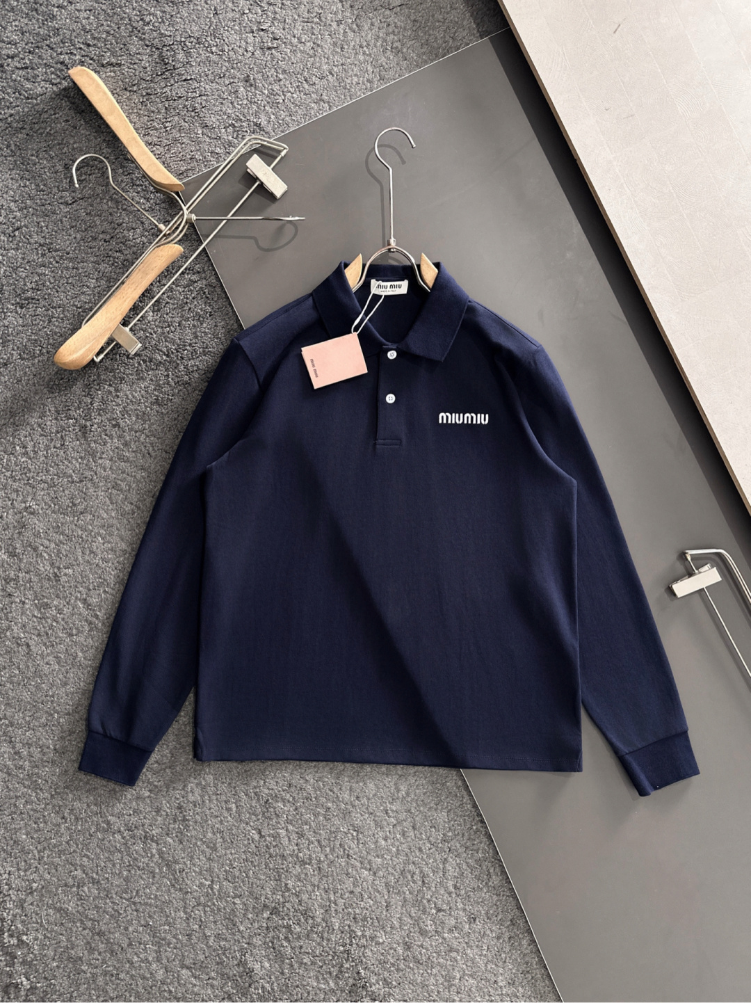 MIU 顶级经典刺绣标超柔软丝滑Polo长T 潮流简约款细致顶级工艺专柜面料，经典元素融合打造 3标齐全