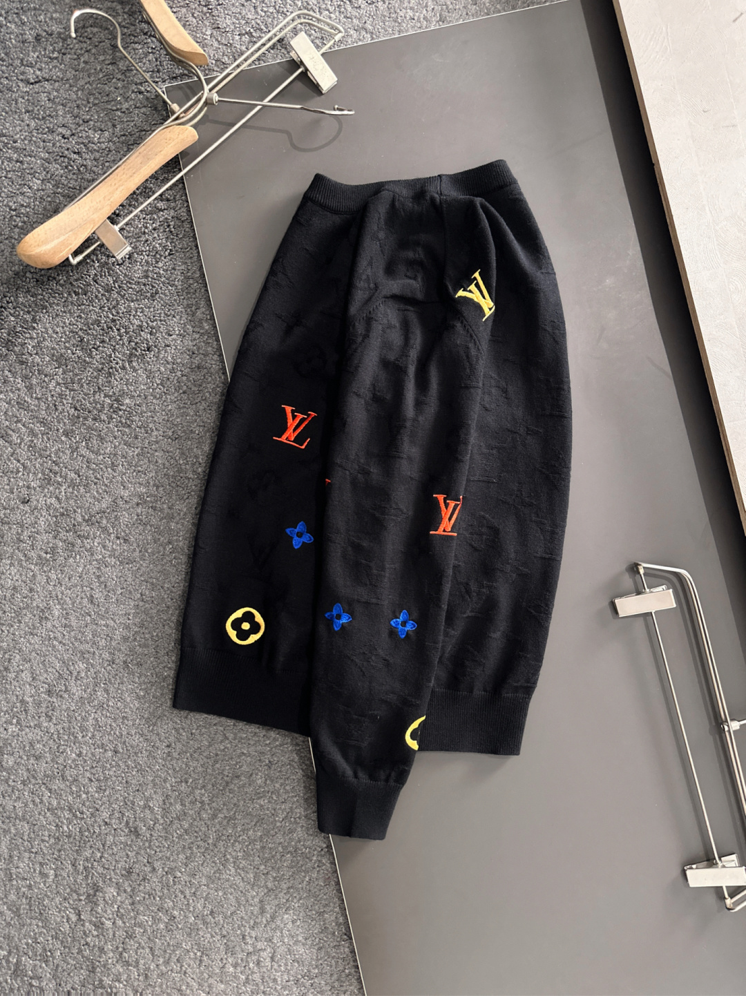 1V 2025秋冬提花➕刺绣新款简约圆领针织羊毛衫，精致工艺专柜面料，顶级元素融合打造，经典3标齐全，潮