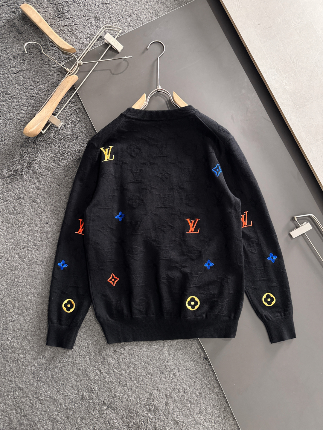 1V 2025秋冬提花➕刺绣新款简约圆领针织羊毛衫，精致工艺专柜面料，顶级元素融合打造，经典3标齐全，潮