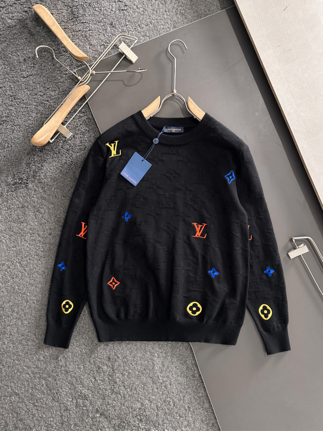 1V 2025秋冬提花➕刺绣新款简约圆领针织羊毛衫，精致工艺专柜面料，顶级元素融合打造，经典3标齐全，潮