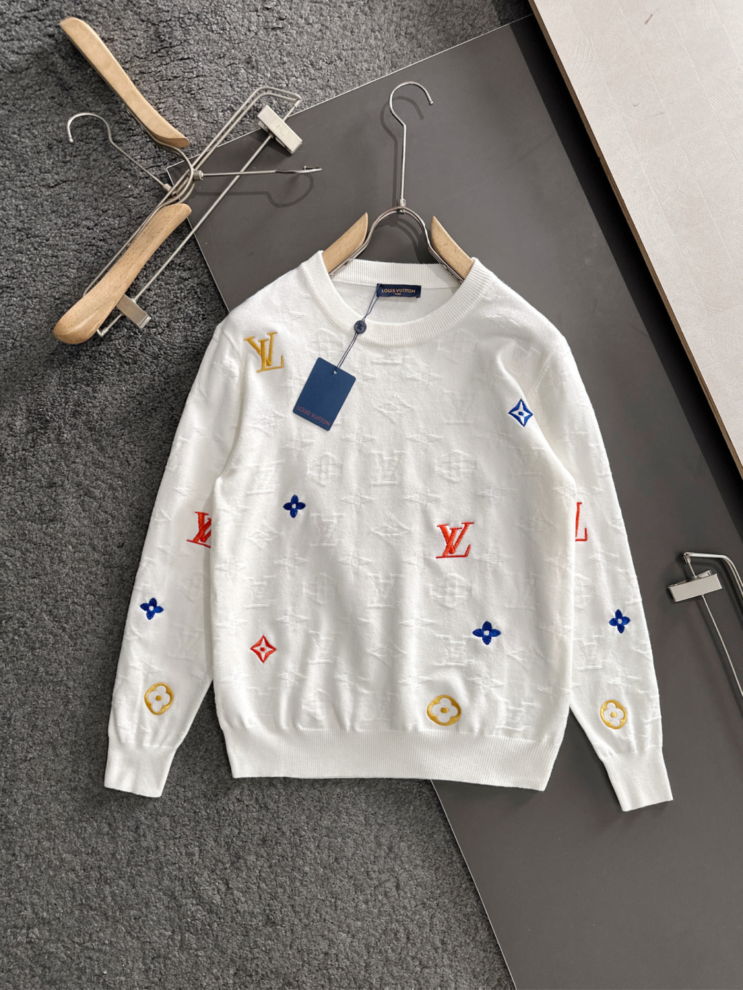 1V 2025秋冬提花➕刺绣新款简约圆领针织羊毛衫，精致工艺专柜面料，顶级元素融合打造，经典3标齐全，潮