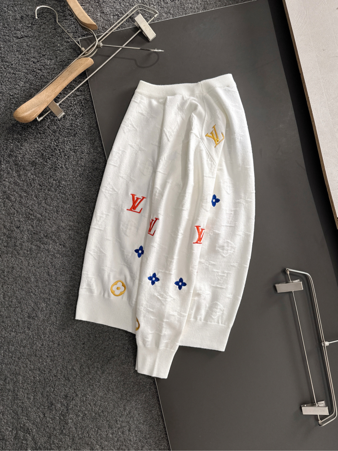 1V 2025秋冬提花➕刺绣新款简约圆领针织羊毛衫，精致工艺专柜面料，顶级元素融合打造，经典3标齐全，潮