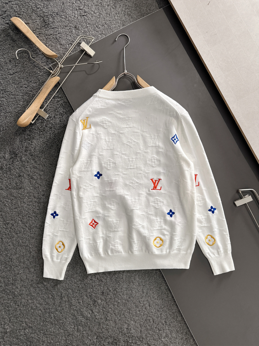 1V 2025秋冬提花➕刺绣新款简约圆领针织羊毛衫，精致工艺专柜面料，顶级元素融合打造，经典3标齐全，潮