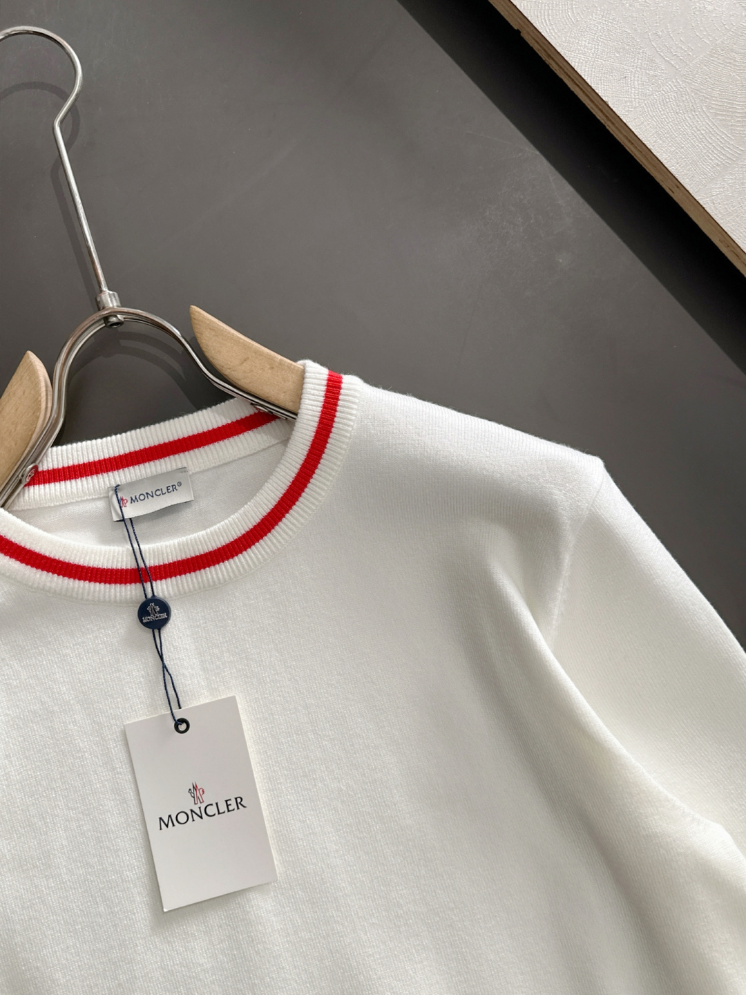 MON 2025秋冬提花➕刺绣新款简约圆领针织羊毛衫，精致工艺专柜面料，顶级元素融合打造，经典3标齐全，