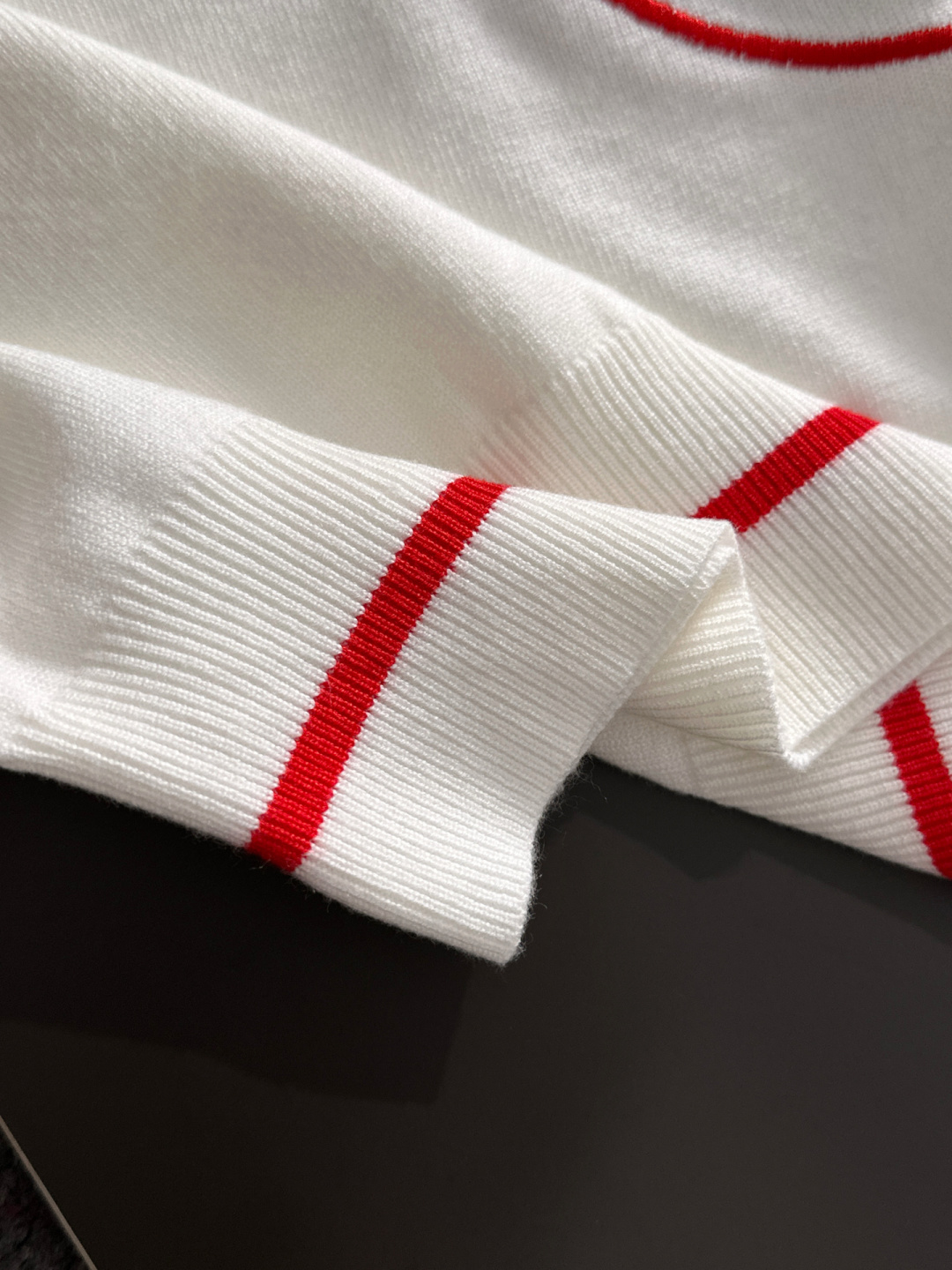 MON 2025秋冬提花➕刺绣新款简约圆领针织羊毛衫，精致工艺专柜面料，顶级元素融合打造，经典3标齐全，