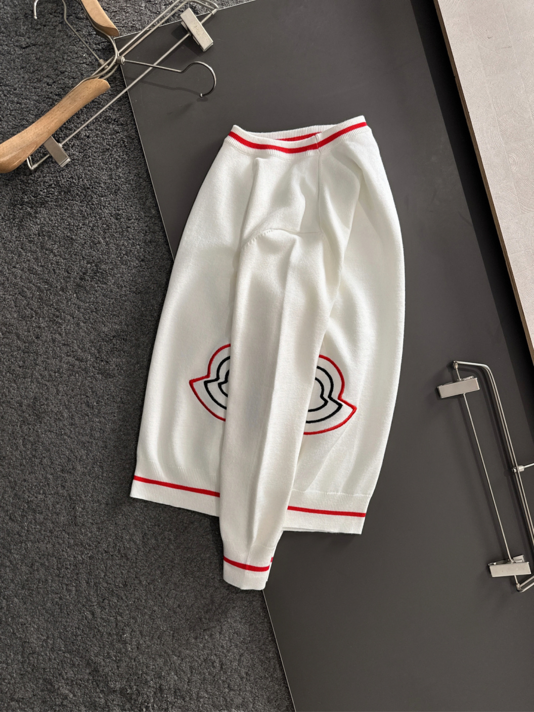 MON 2025秋冬提花➕刺绣新款简约圆领针织羊毛衫，精致工艺专柜面料，顶级元素融合打造，经典3标齐全，