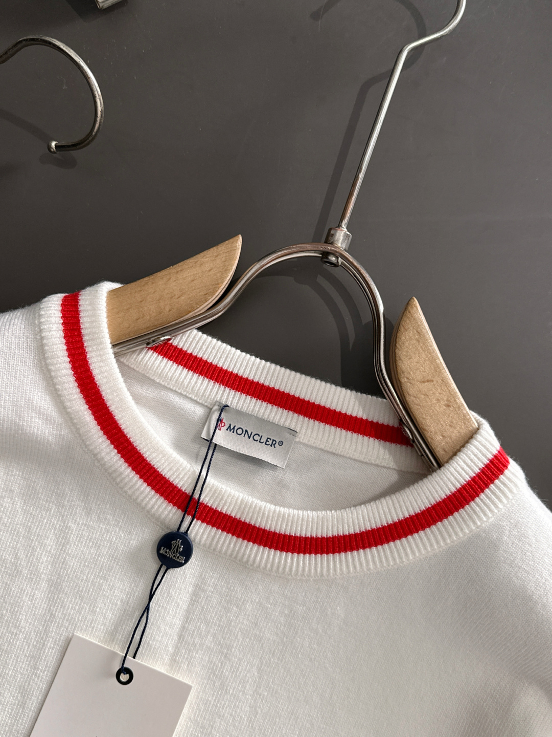 MON 2025秋冬提花➕刺绣新款简约圆领针织羊毛衫，精致工艺专柜面料，顶级元素融合打造，经典3标齐全，