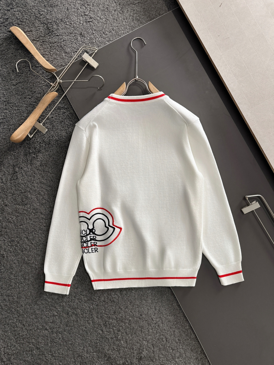 MON 2025秋冬提花➕刺绣新款简约圆领针织羊毛衫，精致工艺专柜面料，顶级元素融合打造，经典3标齐全，