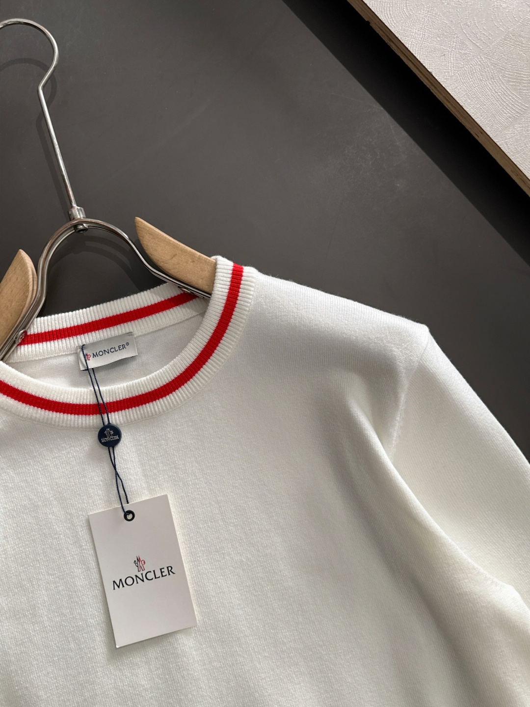 MON 2025秋冬提花➕刺绣新款简约圆领针织羊毛衫，精致工艺专柜面料，顶级元素融合打造，经典3标齐全，