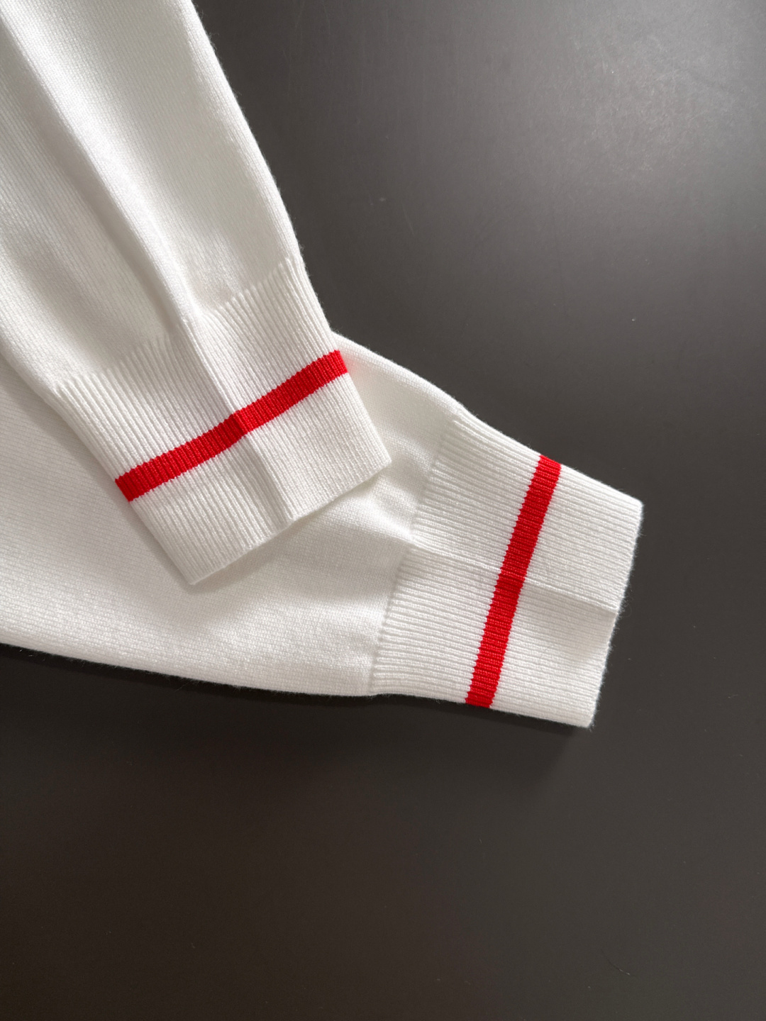 MON 2025秋冬提花➕刺绣新款简约圆领针织羊毛衫，精致工艺专柜面料，顶级元素融合打造，经典3标齐全，