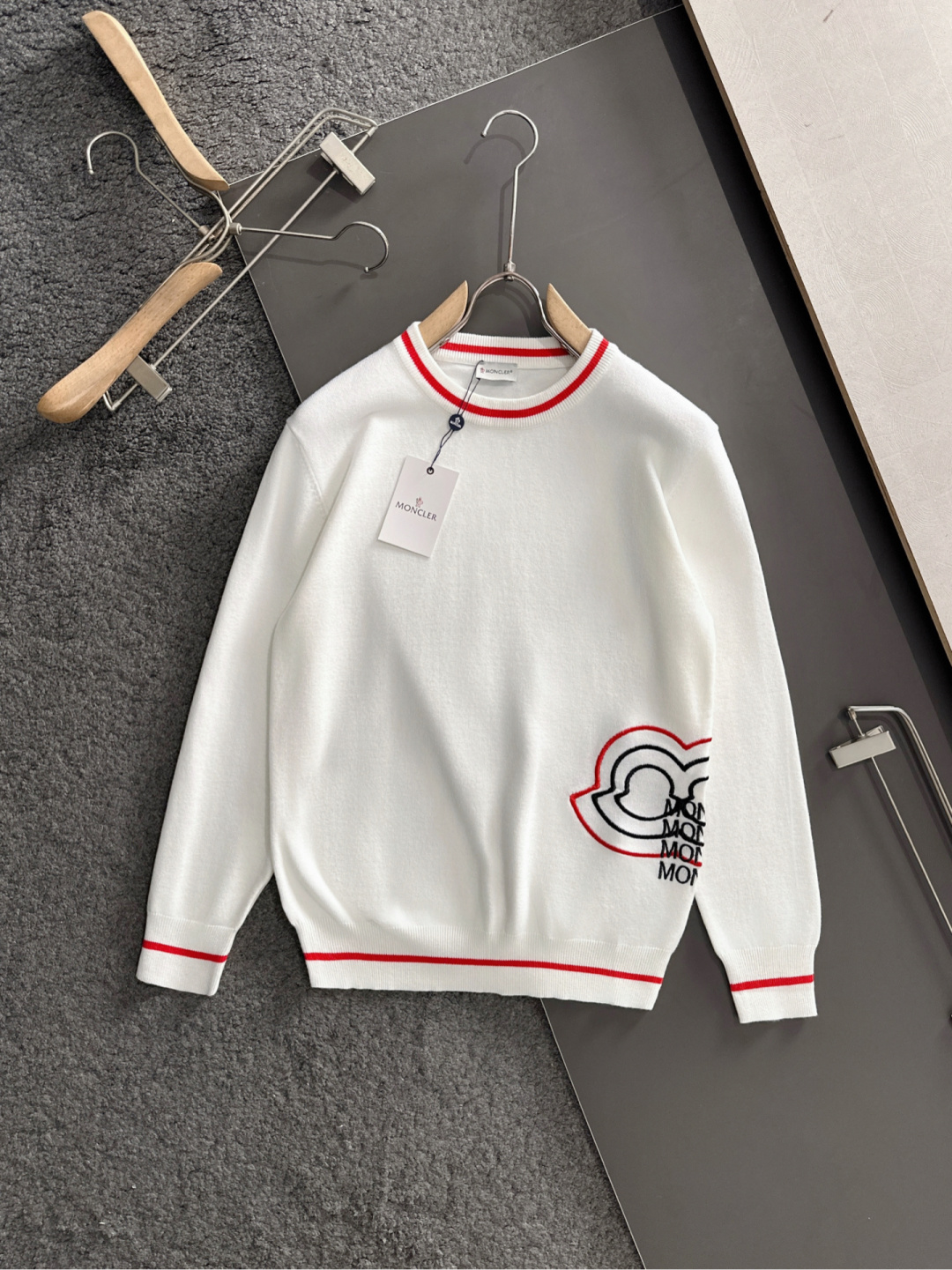 MON 2025秋冬提花➕刺绣新款简约圆领针织羊毛衫，精致工艺专柜面料，顶级元素融合打造，经典3标齐全，