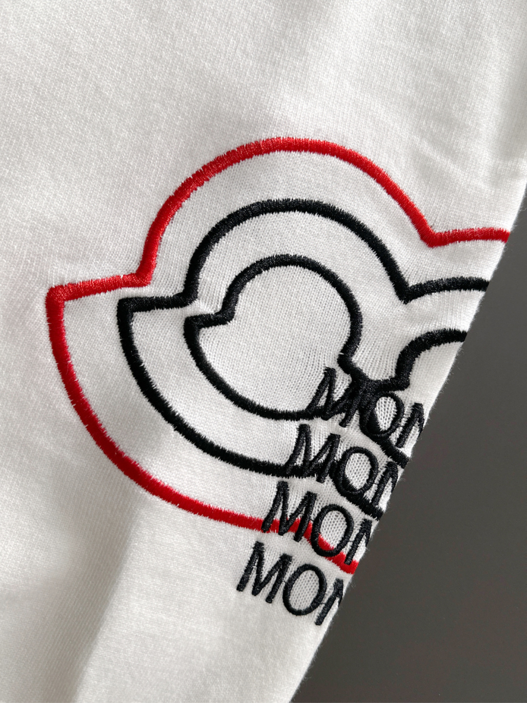 MON 2025秋冬提花➕刺绣新款简约圆领针织羊毛衫，精致工艺专柜面料，顶级元素融合打造，经典3标齐全，