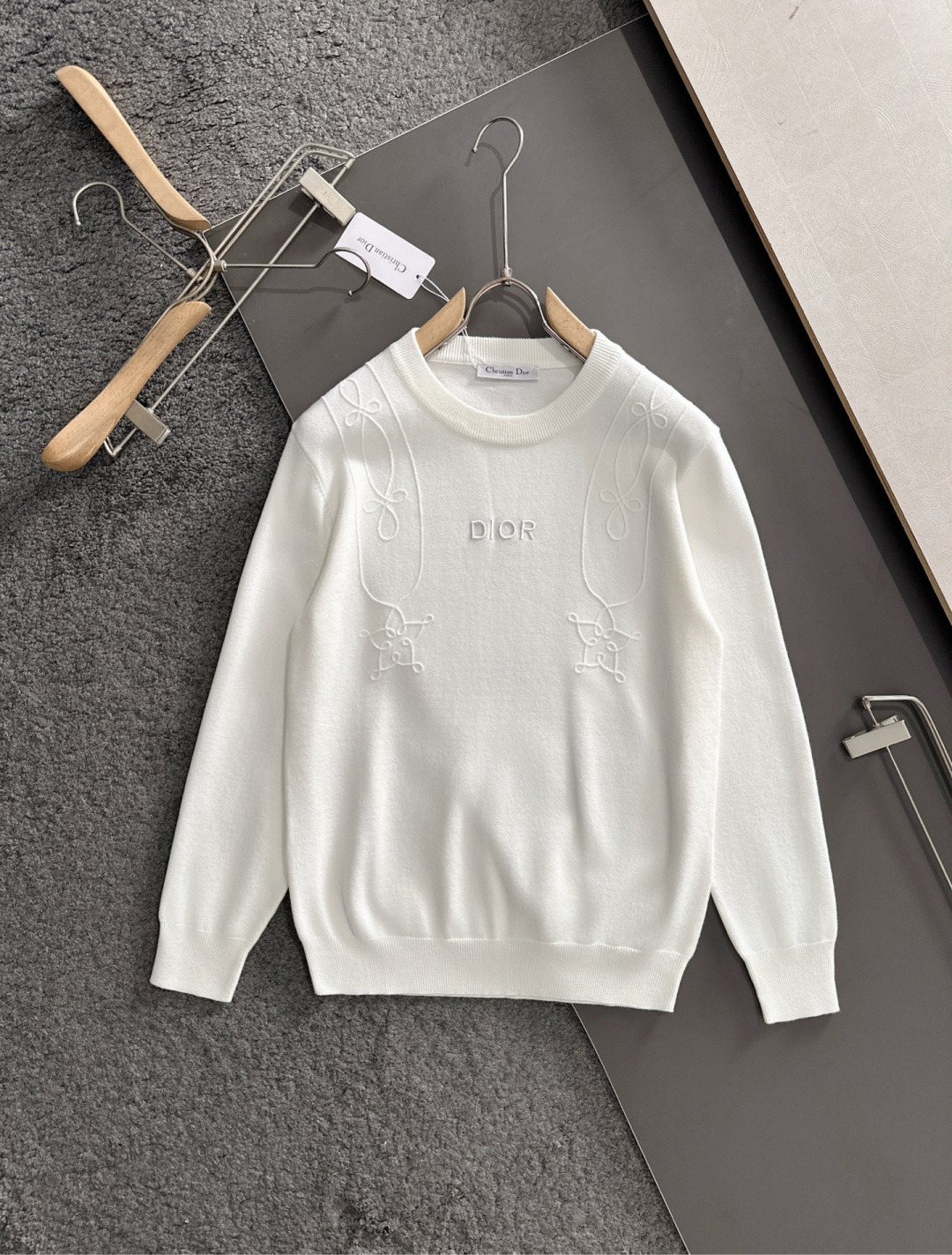 CD 2025秋冬提花➕刺绣新款简约圆领针织羊毛衫，精致工艺专柜面料，顶级元素融合打造，经典3标齐全，潮