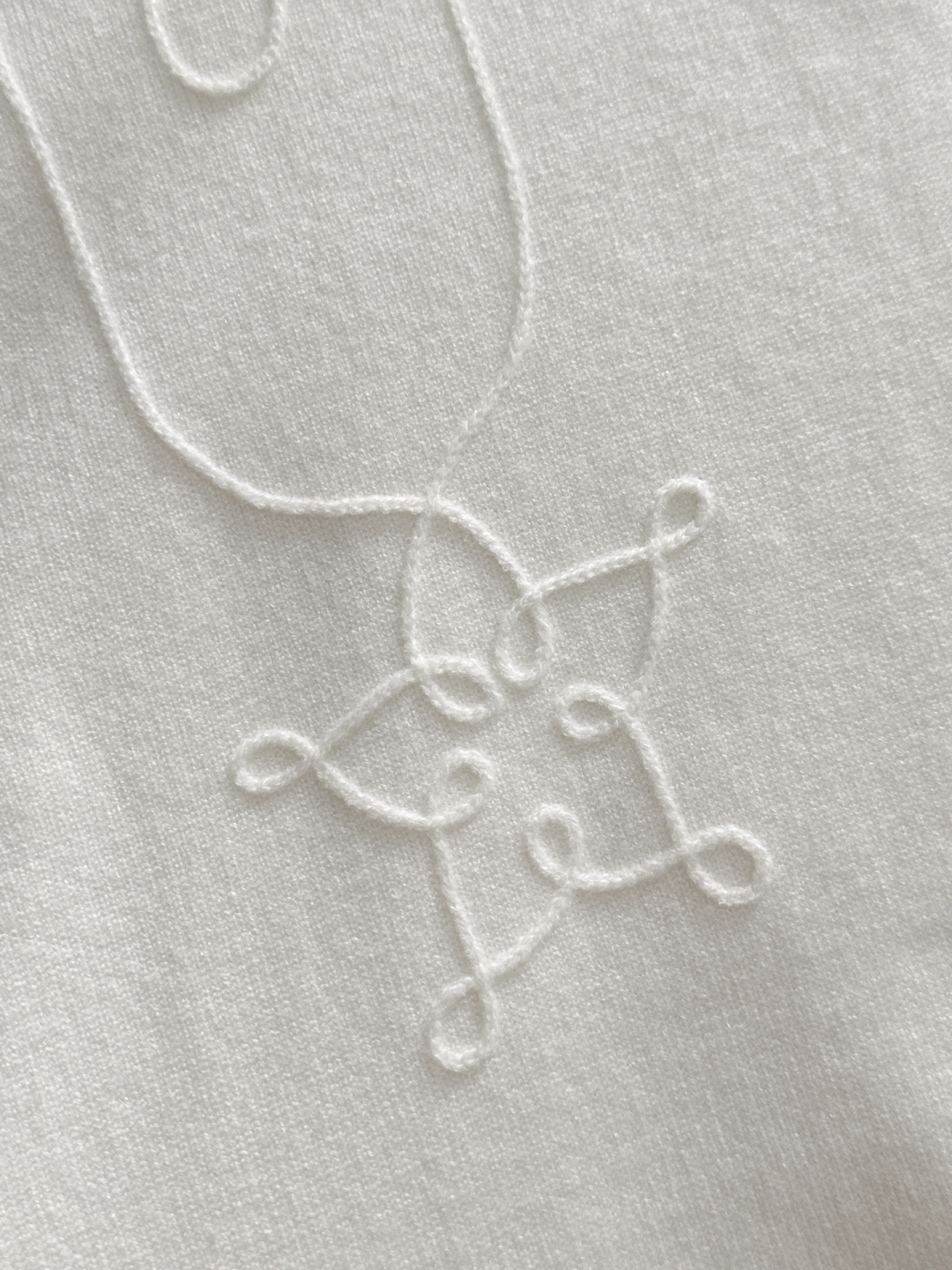 CD 2025秋冬提花➕刺绣新款简约圆领针织羊毛衫，精致工艺专柜面料，顶级元素融合打造，经典3标齐全，潮