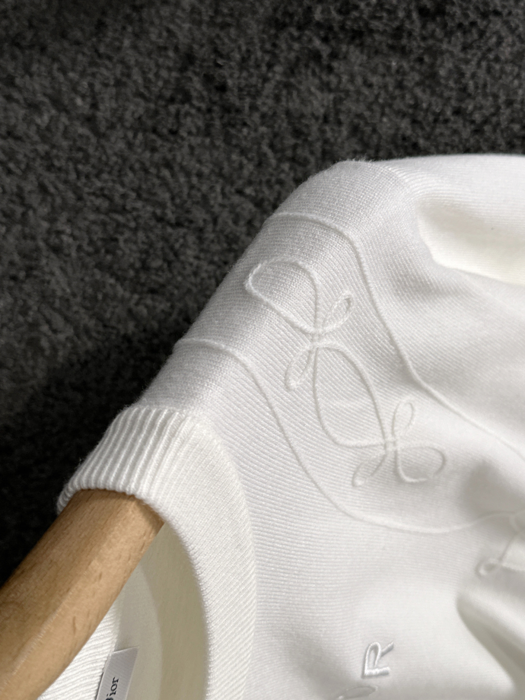 CD 2025秋冬提花➕刺绣新款简约圆领针织羊毛衫，精致工艺专柜面料，顶级元素融合打造，经典3标齐全，潮