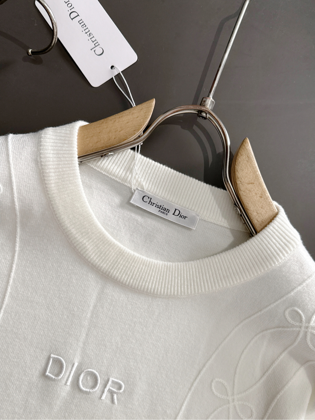 CD 2025秋冬提花➕刺绣新款简约圆领针织羊毛衫，精致工艺专柜面料，顶级元素融合打造，经典3标齐全，潮