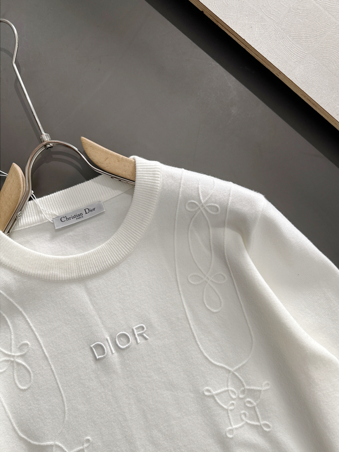 CD 2025秋冬提花➕刺绣新款简约圆领针织羊毛衫，精致工艺专柜面料，顶级元素融合打造，经典3标齐全，潮