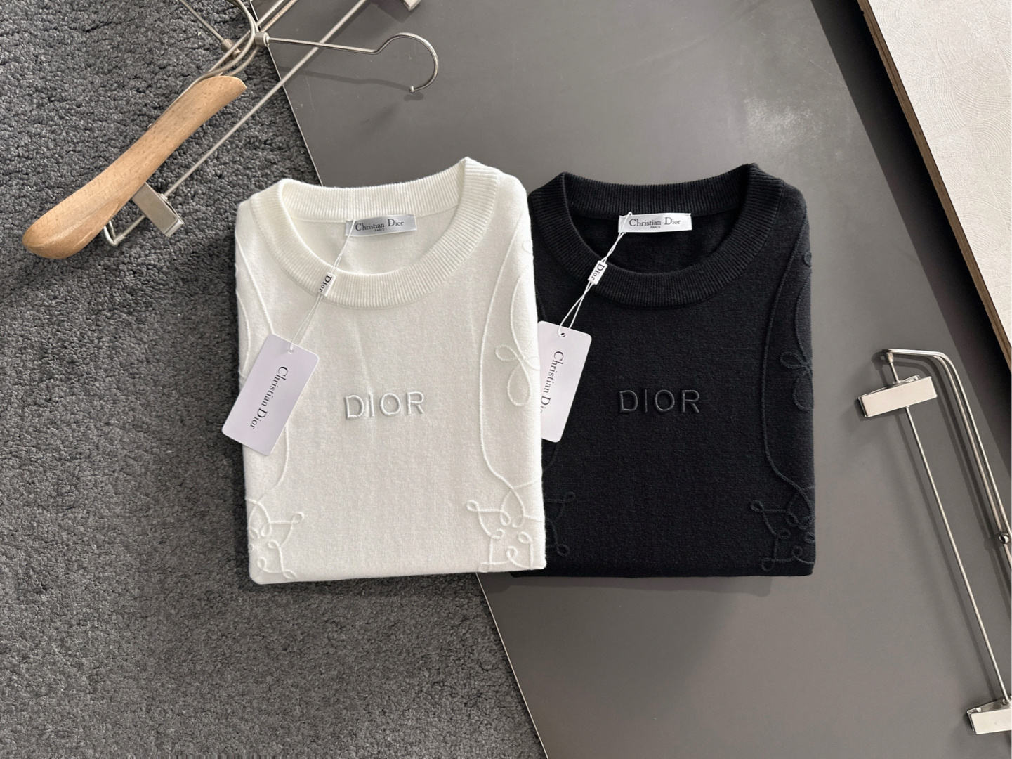 CD 2025秋冬提花➕刺绣新款简约圆领针织羊毛衫，精致工艺专柜面料，顶级元素融合打造，经典3标齐全，潮